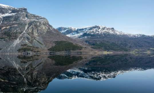 Zicht op het water van de Eidfjord